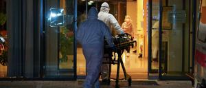 Nach zahlreichen Coronafällen soll die Pflegeeinrichtung evakuiert werden. 