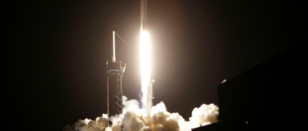 SpaceX ist zum ersten Mal für eine reguläre Mission ins Weltall gestartet