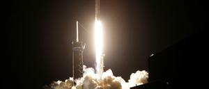 SpaceX ist zum ersten Mal für eine reguläre Mission ins Weltall gestartet