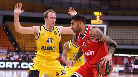 Luke Sikma (links) verlor mit Alba am Donnerstag knapp bei Olympiakos Piräus (r. Georgios Printezis).