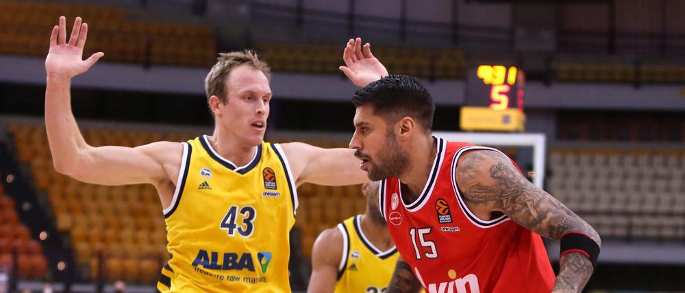 Luke Sikma (links) verlor mit Alba am Donnerstag knapp bei Olympiakos Piräus (r. Georgios Printezis).