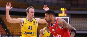 Luke Sikma (links) verlor mit Alba am Donnerstag knapp bei Olympiakos Piräus (r. Georgios Printezis).