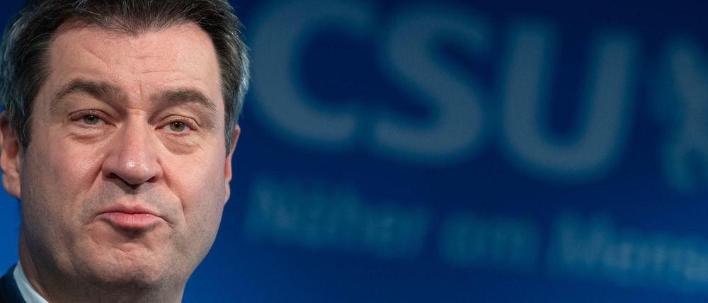 09.11.2020, Bayern, München: Markus Söder (CSU), Parteivorsitzender und Ministerpräsident von Bayern, gibt vor Beginn der CSU-Vorstandssitzung in der Parteizentrale ein Pressestatement.