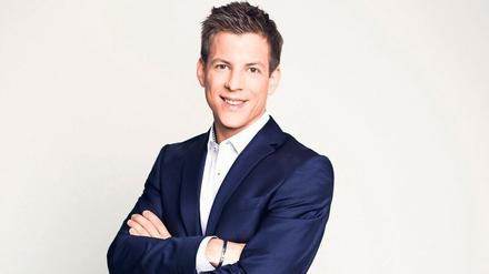 Daniel Schüler arbeitet seit 2017 als Netzreporter und Digitalexperte für ntv. Er ist zudem der neue ntv-Sportmoderator und moderiert das werktägliche „ntv Corona Spezial“.