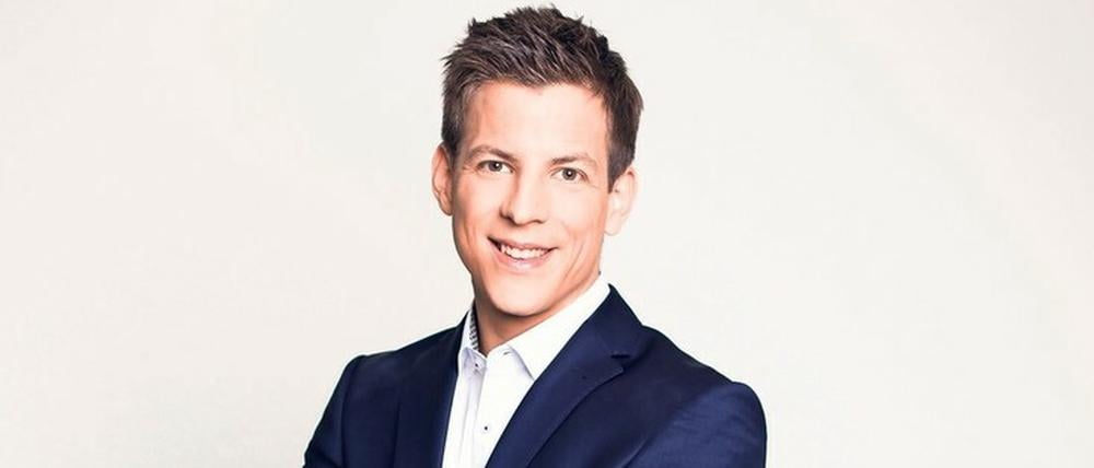 Daniel Schüler arbeitet seit 2017 als Netzreporter und Digitalexperte für ntv. Er ist zudem der neue ntv-Sportmoderator und moderiert das werktägliche „ntv Corona Spezial“.