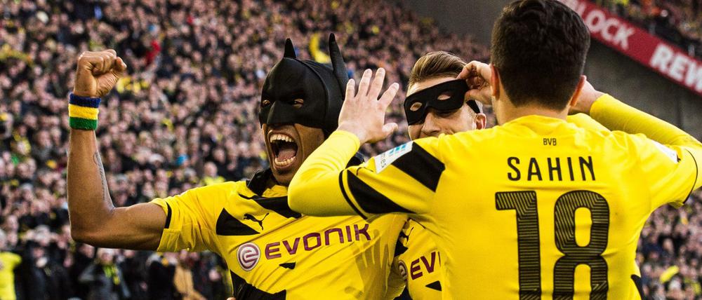 Pierre-Emerick Aubameyang (li.) und Marco Reus (Mi.) jubeln im Februar 2015 über ein Tor für Borussia Dortmund.