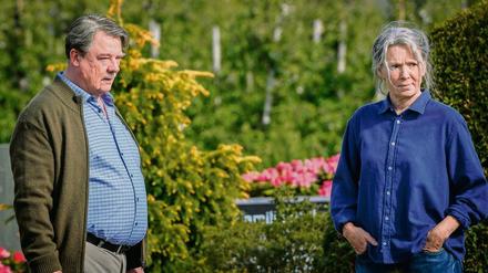 Aus der Dauermürrischkeit gerissen: Vera Eckhoff (Iris Berben) kann der Altmänner-Zärtlichkeit ihres Hausnachbarn Hinni Lührs (Peter Kurth) auf Dauer nicht widerstehen. 