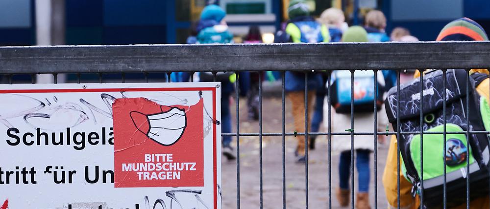 Masken will der Bund für alle Schulen verpflichtend machen.
