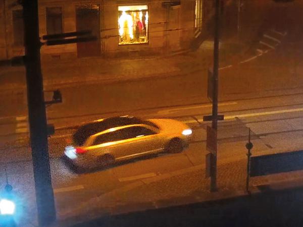Ungewöhnliches Fluchtauto: Ein heller Audi A6 mit schwarzem Dach.