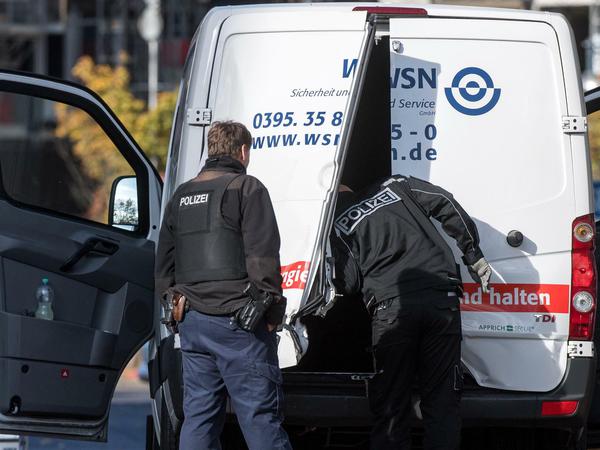 Aufgehebelt: die Tür eines Geldtransporters am Alexanderplatz im Oktober 2018.