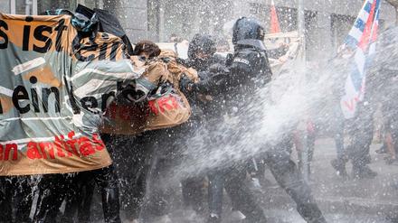 Die Polizei setzt Wasserwerfer gegen die Gegendemonstranten der „Querdenken“-Demo in Frankfurt ein.
