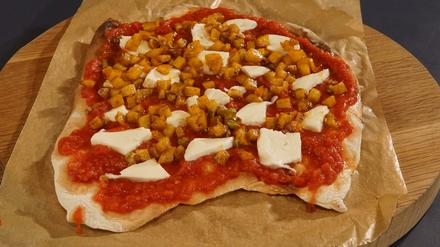 Bevor der Belag und die Tomatensauce aufgetragen werden, wird der Pizzateig kurz vorgebacken, so wird er knuspriger - Geschmackssache.