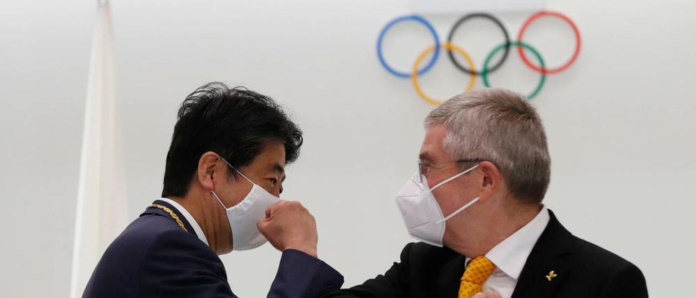 Den Ellbogen drauf! Japans ehemaliger Premier Shinzo Abe (links) und Thomas Bach am Montag bei einer Zeremonie in Tokio