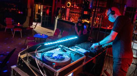 Hier wird aufgelegt, aber nicht mehr getanzt. DJ Ørlög im Duncker Club in Berlin-Prenzlauer Berg nach dem ersten und vor dem zweiten Lockdown.