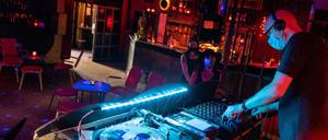 Hier wird aufgelegt, aber nicht mehr getanzt. DJ Ørlög im Duncker Club in Berlin-Prenzlauer Berg nach dem ersten und vor dem zweiten Lockdown.