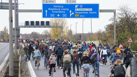Die A100 war im Berliner Süden an einem Samstag im November für mehrere Stunden gesperrt.