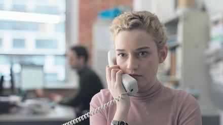 Jane (Julia Garner) wird zur stummen Zeugin der Missbrauchsstrukturen in ihrem neuen Job. 