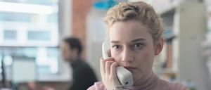 Jane (Julia Garner) wird zur stummen Zeugin der Missbrauchsstrukturen in ihrem neuen Job. 