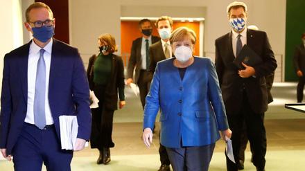 Angela Merkel kommt zu einer Pressekonferenz im Bundeskanzleramt.