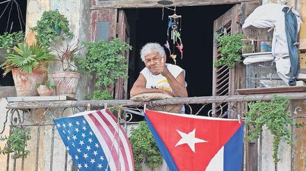 Hoffnung auf politische Entspannung. Ein Kubanerin auf ihrem mit US- und Kuba-Flaggen geschmückten Balkon.