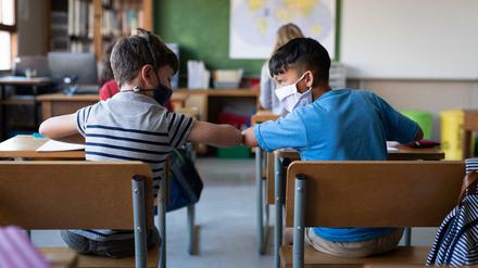 Der Sitznachbar eines Infizierten muss nicht automatisch ein Fall für die Quarantäne sein, ist inzwischen bekannt.