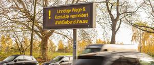 Ein Monitor in Berlin weist auf die richtige Verhaltensweise in der Corona-Pandemie hin.