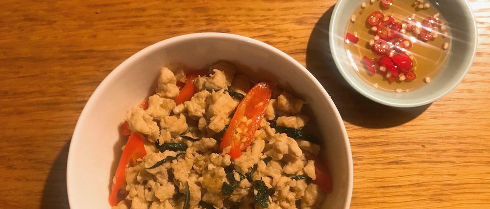 Schnell und scharf: der Thaiklassiker Pad kaphrao gai khai dao mit Basilikum und Hühnerhack.