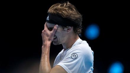 So geht das nicht. Alexander Zverev hatte bei seinem ersten Auftritt in London keinen Spaß.