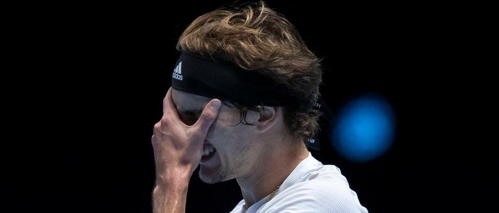 So geht das nicht. Alexander Zverev hatte bei seinem ersten Auftritt in London keinen Spaß.