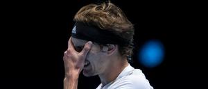So geht das nicht. Alexander Zverev hatte bei seinem ersten Auftritt in London keinen Spaß.