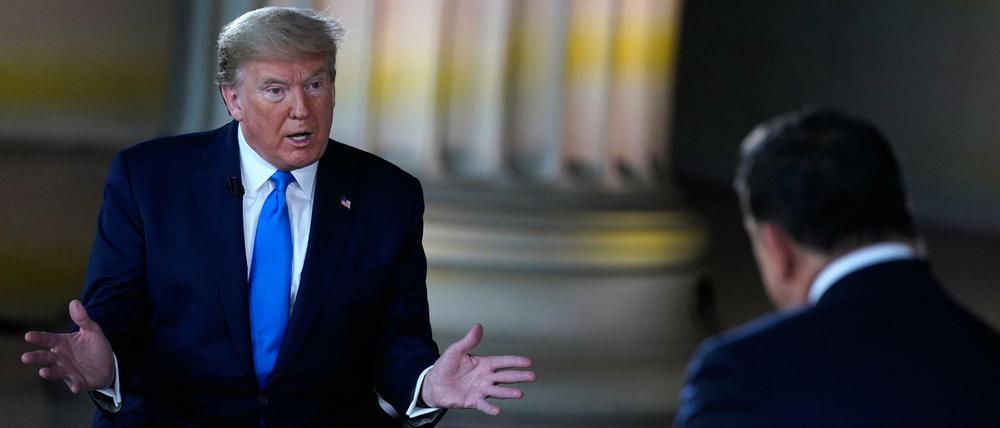 Donald Trump, Präsident der USA, spricht während einer Fernsehaufzeichnung mit dem US-Sender Fox News im Lincoln Memorial. 