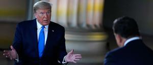 Donald Trump, Präsident der USA, spricht während einer Fernsehaufzeichnung mit dem US-Sender Fox News im Lincoln Memorial. 