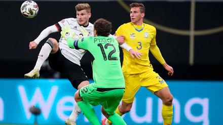 Hoch das Bein. Timo Werner im Duell mit dem ukrainischen Torhüter Pjatow.