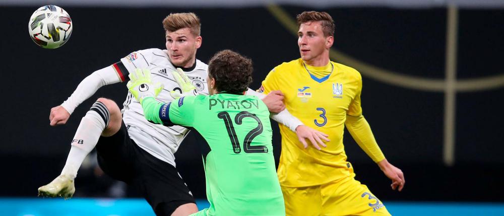 Hoch das Bein. Timo Werner im Duell mit dem ukrainischen Torhüter Pjatow.