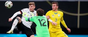 Hoch das Bein. Timo Werner im Duell mit dem ukrainischen Torhüter Pjatow.