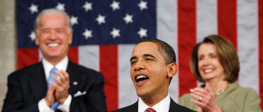 Barack Obama 2009. Im Hintergrund Joe Biden und Nancy Pelosi. 