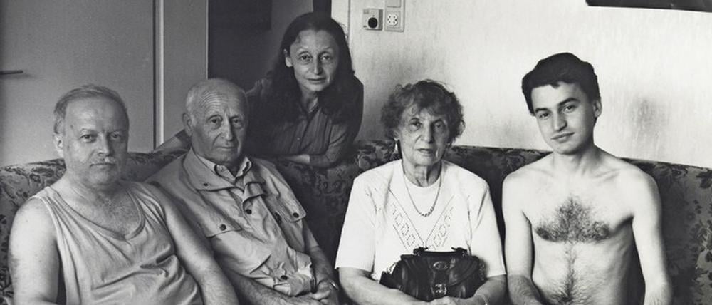 Die Fotografin Rita Ostrovska (M., hier mit Familie) hat ihre Ausreise aus der Ukraine 2001 dokumentiert. Die Serie ist im Jüdischen Museum Berlin zu sehen.