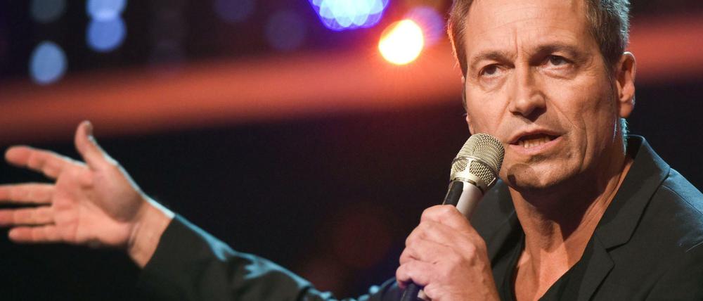 Der Kabarettist Dieter Nuhr auf der Bühne.