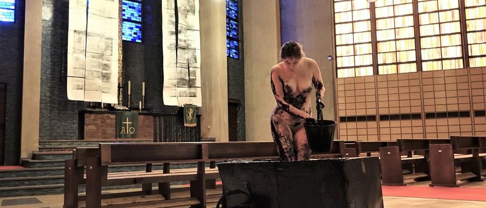 Finja Sander bei ihrer Performance in der Gustav-Adolf Kirche.