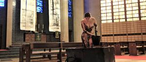 Finja Sander bei ihrer Performance in der Gustav-Adolf Kirche.