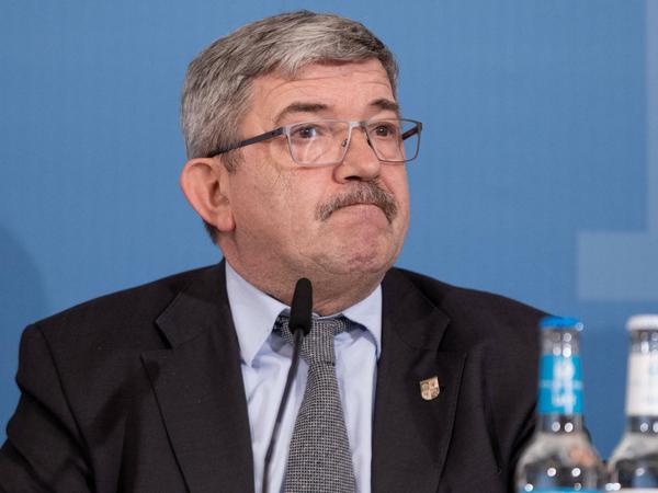 Unter Druck. Lorenz Caffier muss erklären, warum er bei einem Waffenhändler mit rechtsextremen Verbindungen eine Waffe kaufte.
