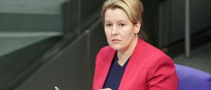 Franziska Giffey sitzt an ihrem Platz im Plenum des Bundestags und blättert in Unterlagen.