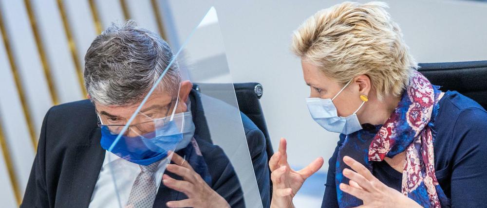 Manuela Schwesig (SPD), Ministerpräsidentin von Mecklenburg-Vorpommern, und ihr Stellvertreter Lorenz Caffier (CDU)