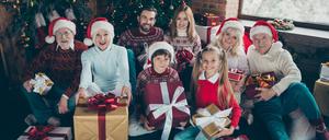 Dieses Jahr mit mehr Abstand und Masken - aber die Entscheidung, wer Weihnachten zusammenkommt, müssen die Familien fällen.