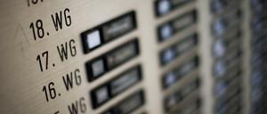 Die Namen der Nachbarn. Anonymisiertes Klingelschild.