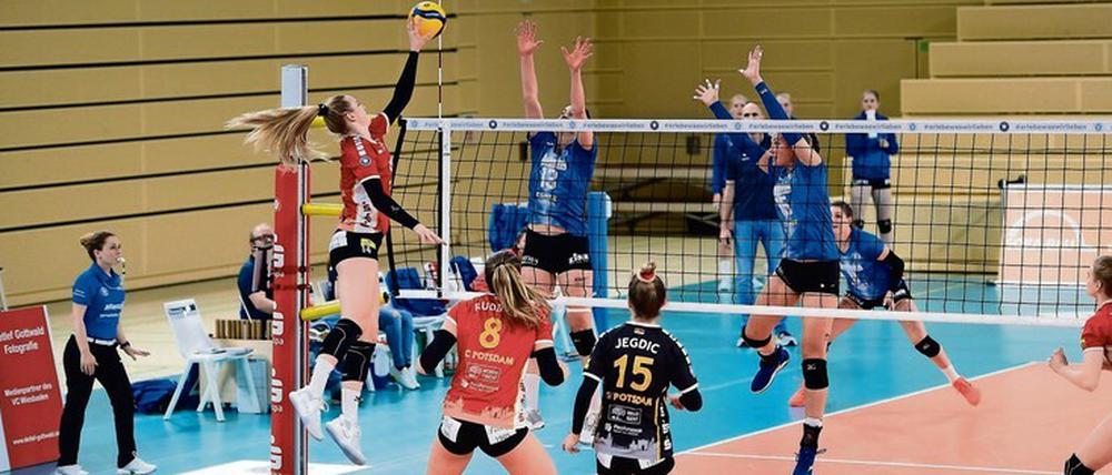Wenn gespielt werden kann, dann läuft es für sie. Laura Emonts (mit Ball) vom SC Potsdam und ihre Mitspielerinnen siegten am Samstag 3:1 in Wiesbaden und sind in der Bundesligatabelle nun auf Platz zwei. 