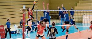 Wenn gespielt werden kann, dann läuft es für sie. Laura Emonts (mit Ball) vom SC Potsdam und ihre Mitspielerinnen siegten am Samstag 3:1 in Wiesbaden und sind in der Bundesligatabelle nun auf Platz zwei. 