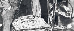 26 Milliarden für einen Liter Milch: In der Hyperinflation gingen Händler dazu über, Geld zu wiegen, statt es zu zählen.