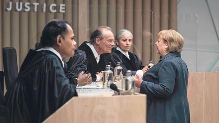 Hoffen auf Gerechtigkeit: Auch als Ex-Kanzlerin bleibt Angela Merkel (Martina Eitner-Acheampong) ein Pflichtmensch, der Verantwortung für sein Handeln übernimmt. Das beeindruckt den Vorsitzenden Richter Hans-Walter Klein (Edgar Selge, 2.v.l.) bei dem Prozess gegen die Bundesrepublik Deutschland. 