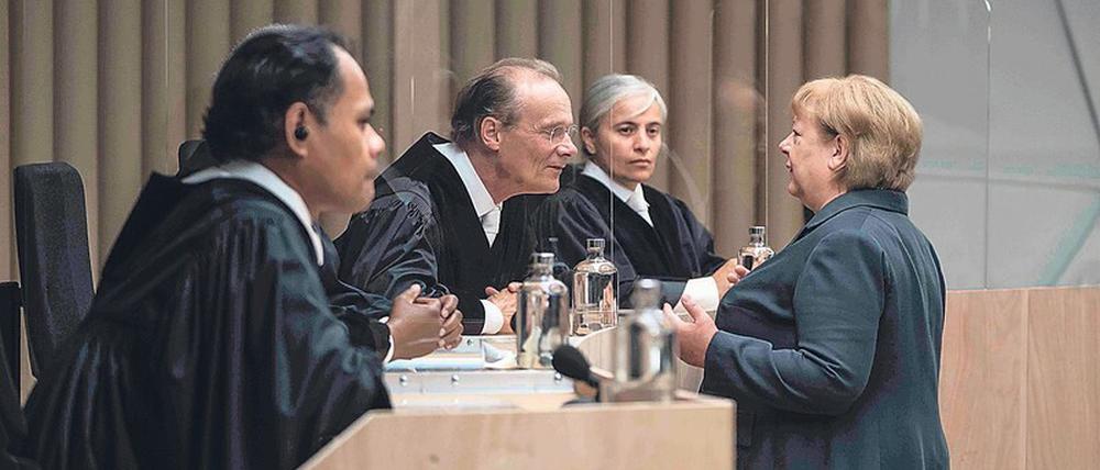 Hoffen auf Gerechtigkeit: Auch als Ex-Kanzlerin bleibt Angela Merkel (Martina Eitner-Acheampong) ein Pflichtmensch, der Verantwortung für sein Handeln übernimmt. Das beeindruckt den Vorsitzenden Richter Hans-Walter Klein (Edgar Selge, 2.v.l.) bei dem Prozess gegen die Bundesrepublik Deutschland.